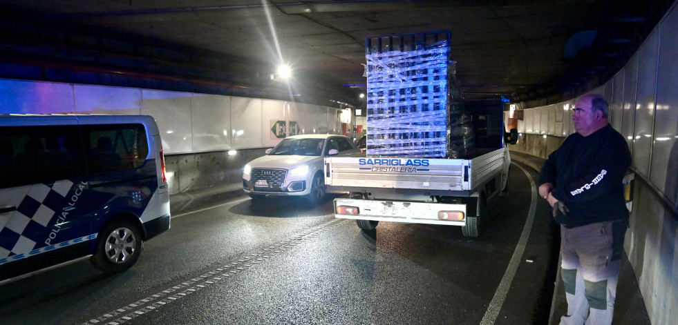 Un camión atasca el túnel de María Pita y causa retenciones